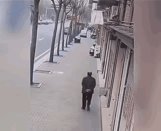 快让小孩认个干爷爷，天大的恩情啊！！
这样做，冲击力很大，容易造成伤害，老人家真