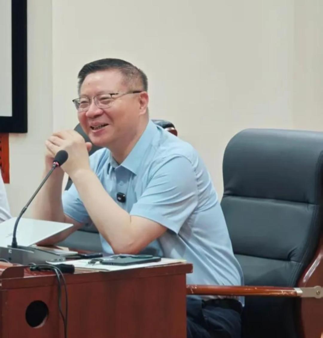 张维为教授有一种令人放心的笑容。张维为教授在演讲时，在分析重要的问题时，往往表情