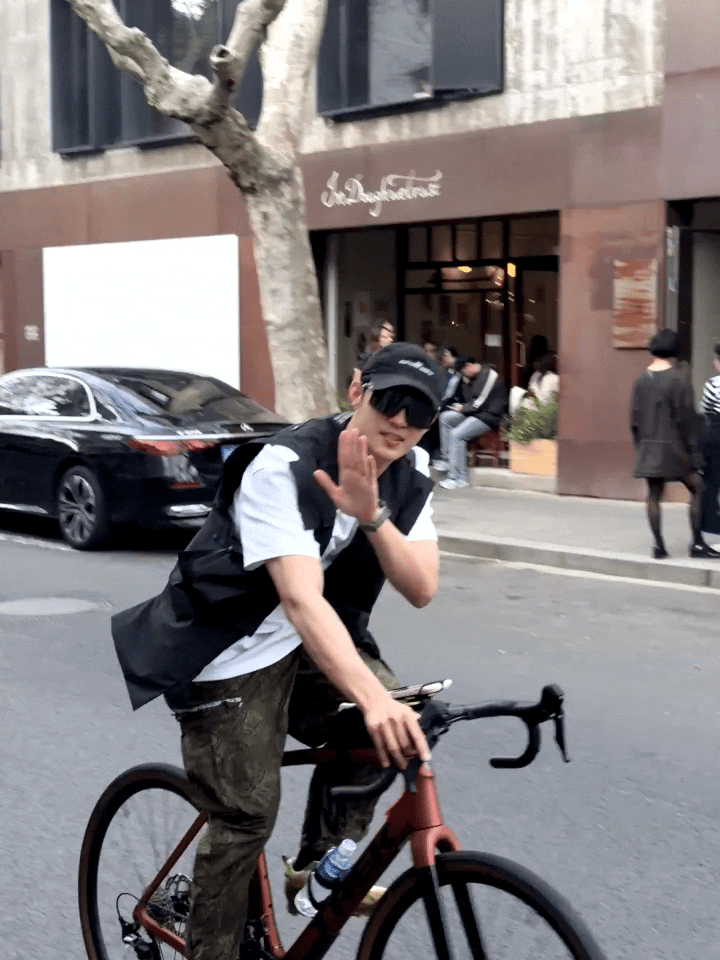 黄景瑜︱今日骑行路人偶遇正面打招呼的Live做个动图！！好喜欢！0.5倍速迎接这