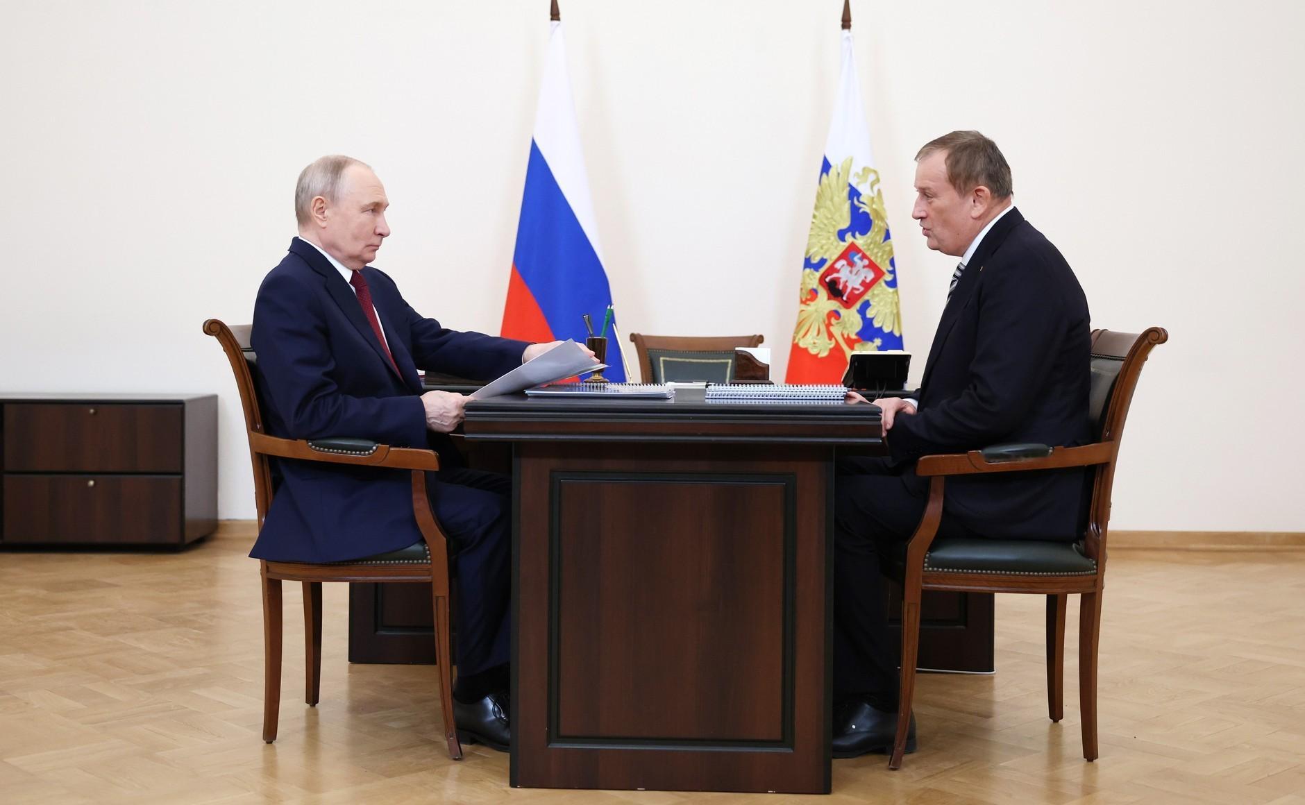 瓦洛佳小朋友  会见列宁格勒州州长亚历山大·德罗兹坚科总统在艾尔米塔什博物馆与列