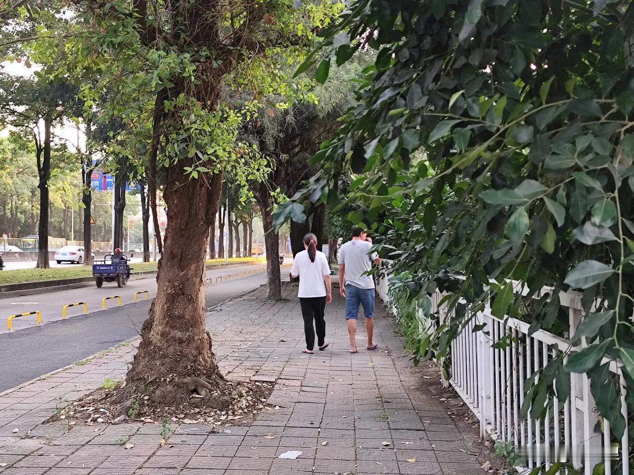 下班走在路上，看到眼前这一幕，问问大家，这两个人到底是什么关系呢？夫妻关系？情侣