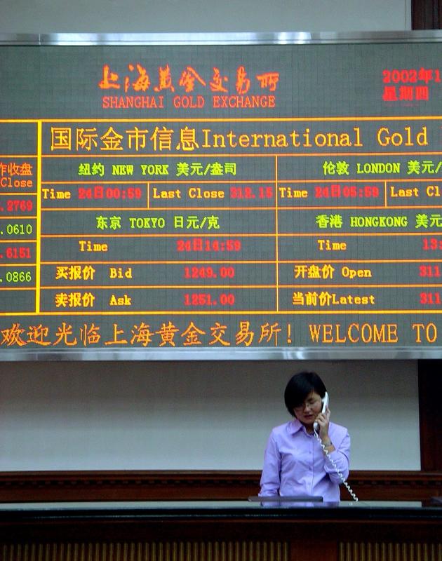 2月20日，香港黄金交易所举行丙午年新春开市仪式，展出近800条金条银条，重量接