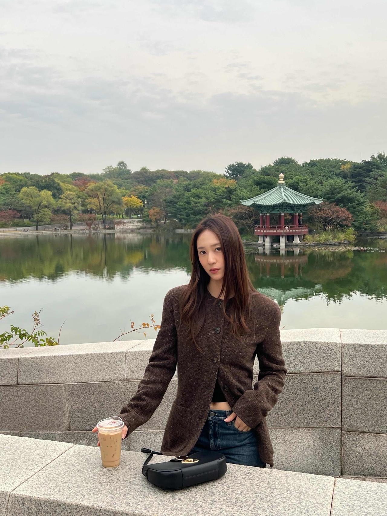 郑秀晶私服太好看了，把秋日美拉德氛围轻松拿捏✨。
这件杂点棕调圆领毛呢外套质感细