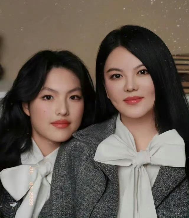 李湘：今天巴基斯坦芒果节人真不少，还好咱俩瘦下来穿啥都撑得住。
王诗龄：妈，这身