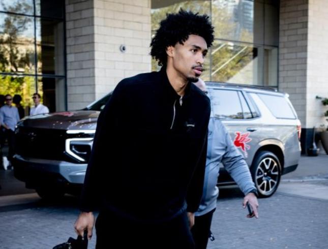 NBA常规赛继续进行，在火箭对阵马刺的比赛中，出现了非常奇葩的一幕。第二节比赛以