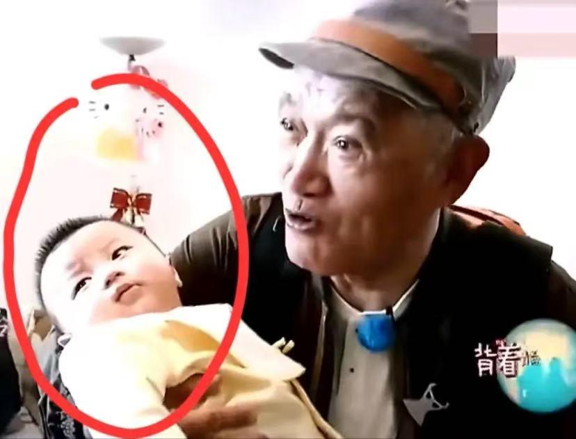 牛犇80岁喜得男孙的画面曝光！

随着小儿子王侃的离世，大家才知道，原来牛犇一直