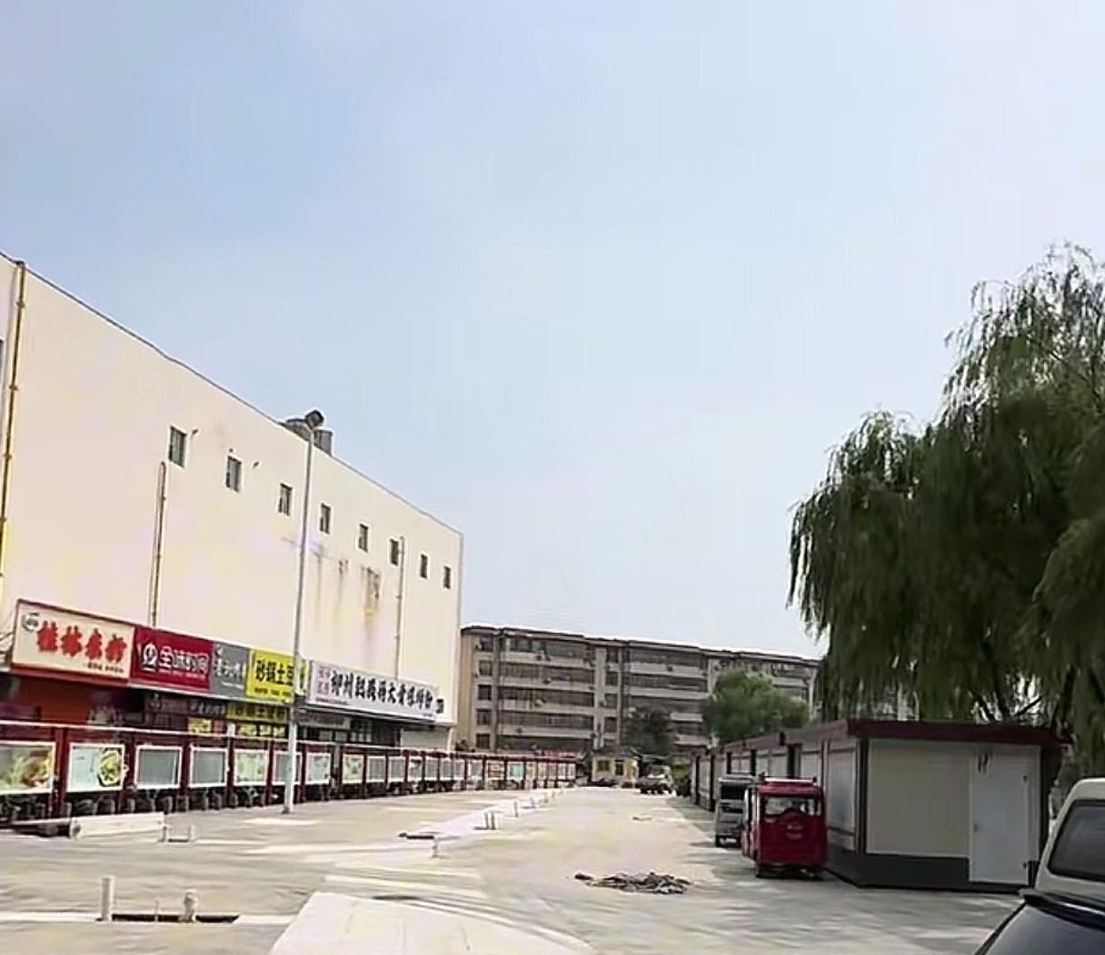 费县东方城旁胜利小吃街升级改造，一排排小吃商铺小屋已全部装好，相信不日就能启用重