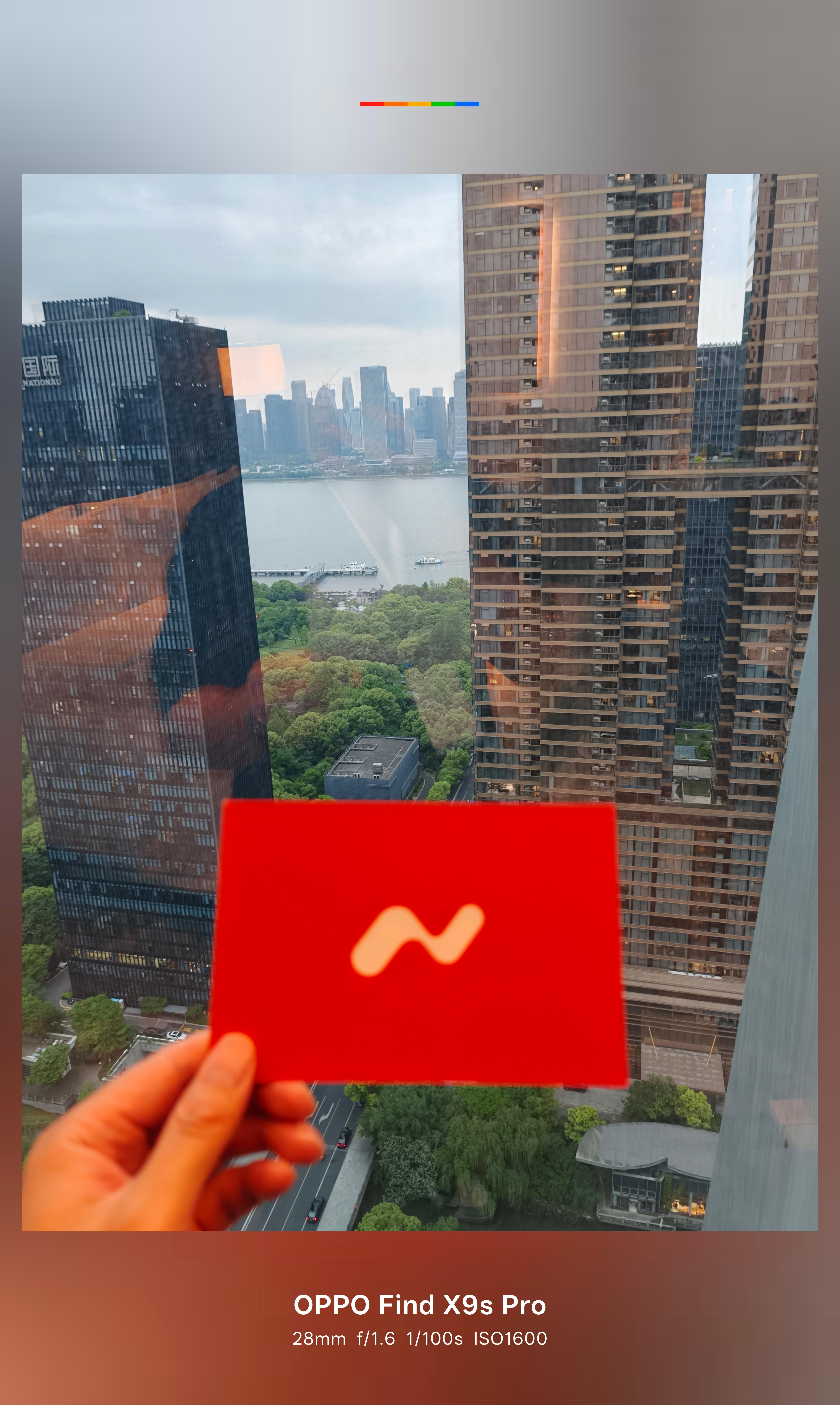 晚上看看乐道L80虽然数字小了但这车基本就是L90的大五座版本前后大空间舱等这些