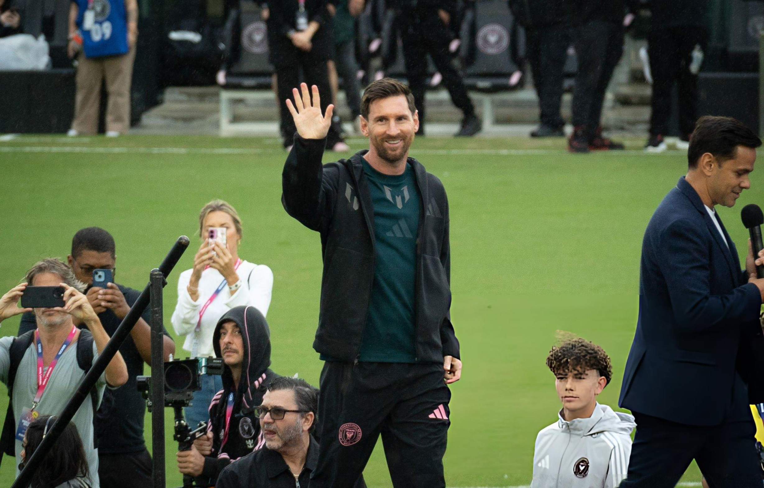 梅西领取2025年美职联MVP奖杯！！📸📸📸梅西当选美职联年度MVP  梅