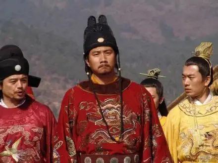 1390年的南京城，大明临江侯府里，锦衣卫翻箱倒柜，正在搜刮每一个角落。 
 