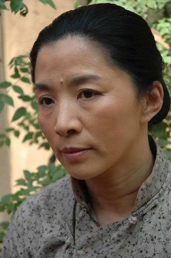 迟蓬真是个狠人，19岁开始演戏，直至66岁，丝毫不为名利诱惑，一生没接过广告，始