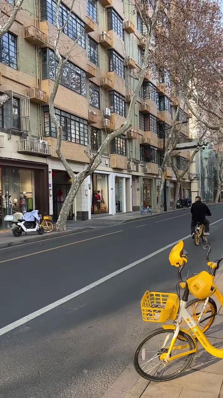 没有年味的上海。
现在是除夕前一天，上海人叫小妮。这是上海很有名的南昌路，这里上