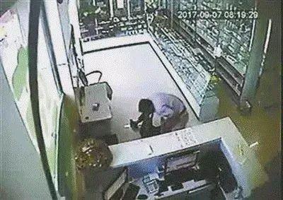 医生救人反被索赔，这“农夫与蛇”的戏码真让人寒心。之前就有医生在飞机上救助病患，
