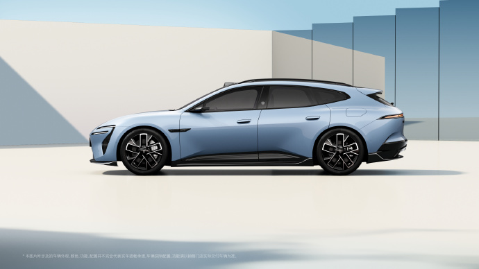 阿维塔 06T 这姿态是真好看。前脸跟 06 没区别，但是车尾换成了贯穿灯带，侧