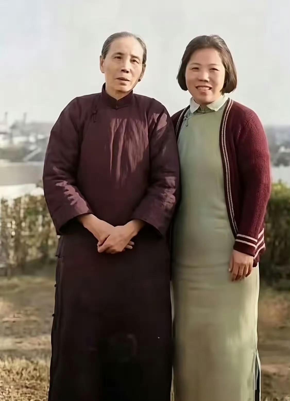 1939年重庆，邓颖超和母亲杨振德合影。抗战时期，母女二人在此团聚，杨振德虽为普
