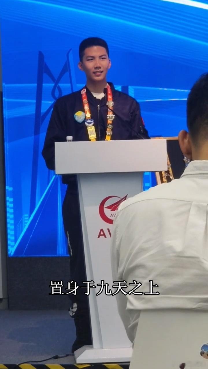 胡军儿子康康航展发言  康康航展发言 这么沉着的一边思考一边讲话，真的太厉害了！