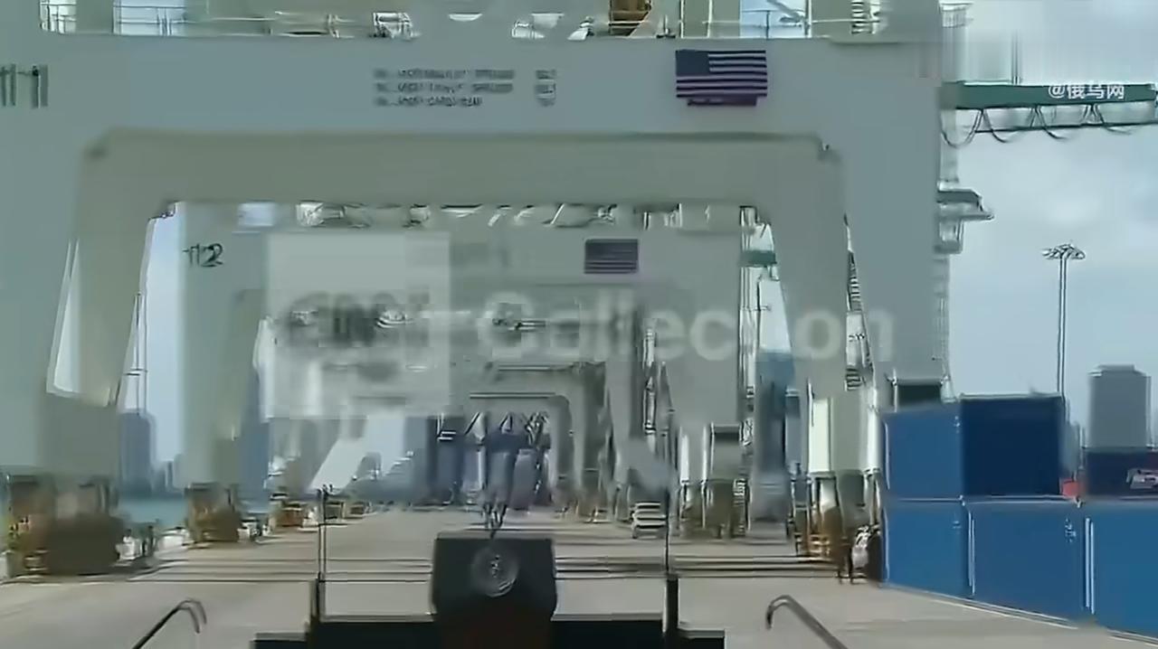 美国港口再次上演“遮标闹剧”！
美国一座港口的启用仪式上，美方官员美国国旗盖住中