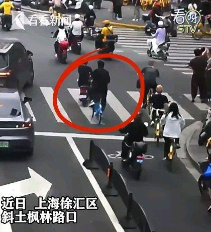 上海徐汇区斜土枫林路口，一个揪心场景让人后怕。一位家长用“带娃神器”载着10岁女