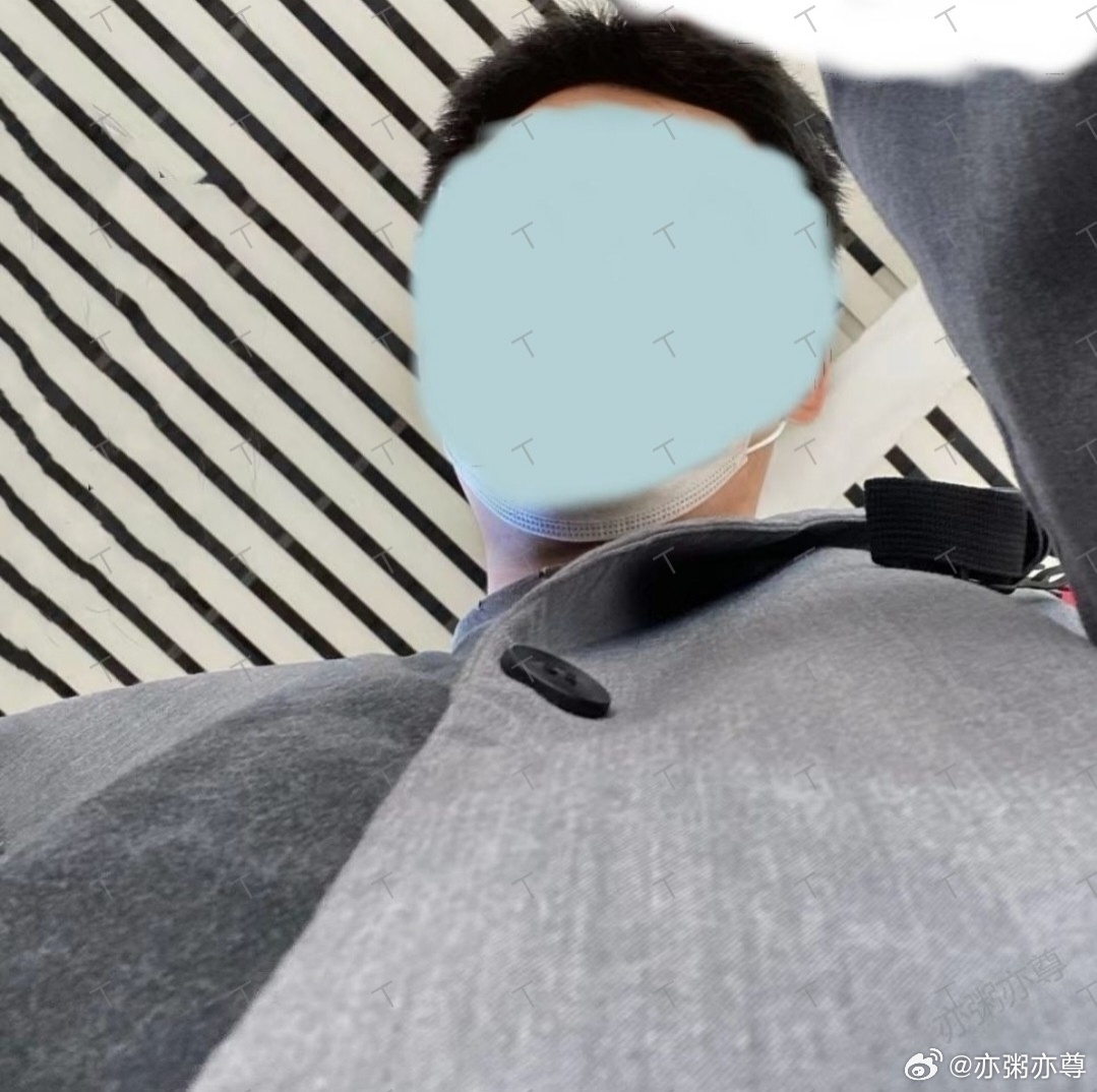 你们为什么会觉得他很老啊，哈哈哈哈他会伤心的，尊哥长得不老的，就是比较正的长相。