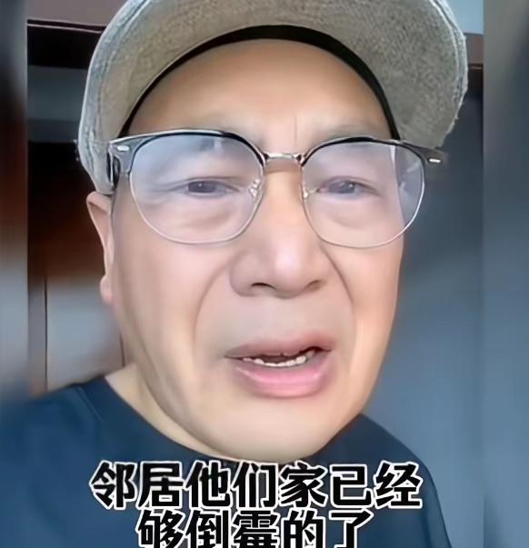 大爷给邻居“顺风一搭”，结果车翻了，大爷住院一个多星期，医药费像账单一样不讲武德