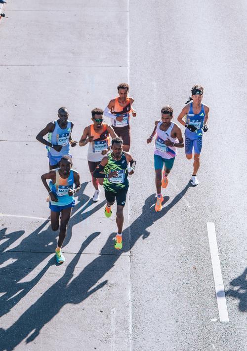 跑得累不累，别光看手表。
心率飙了？
别慌，可能是天热，也可能是你快变强了。
新