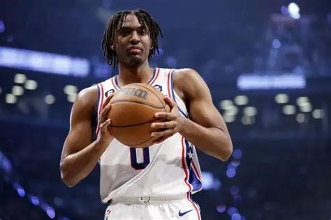 看NBA上咪咕视频，随着詹姆斯、布朗加盟76人，他们的阵容迎来大升级，最强首发五