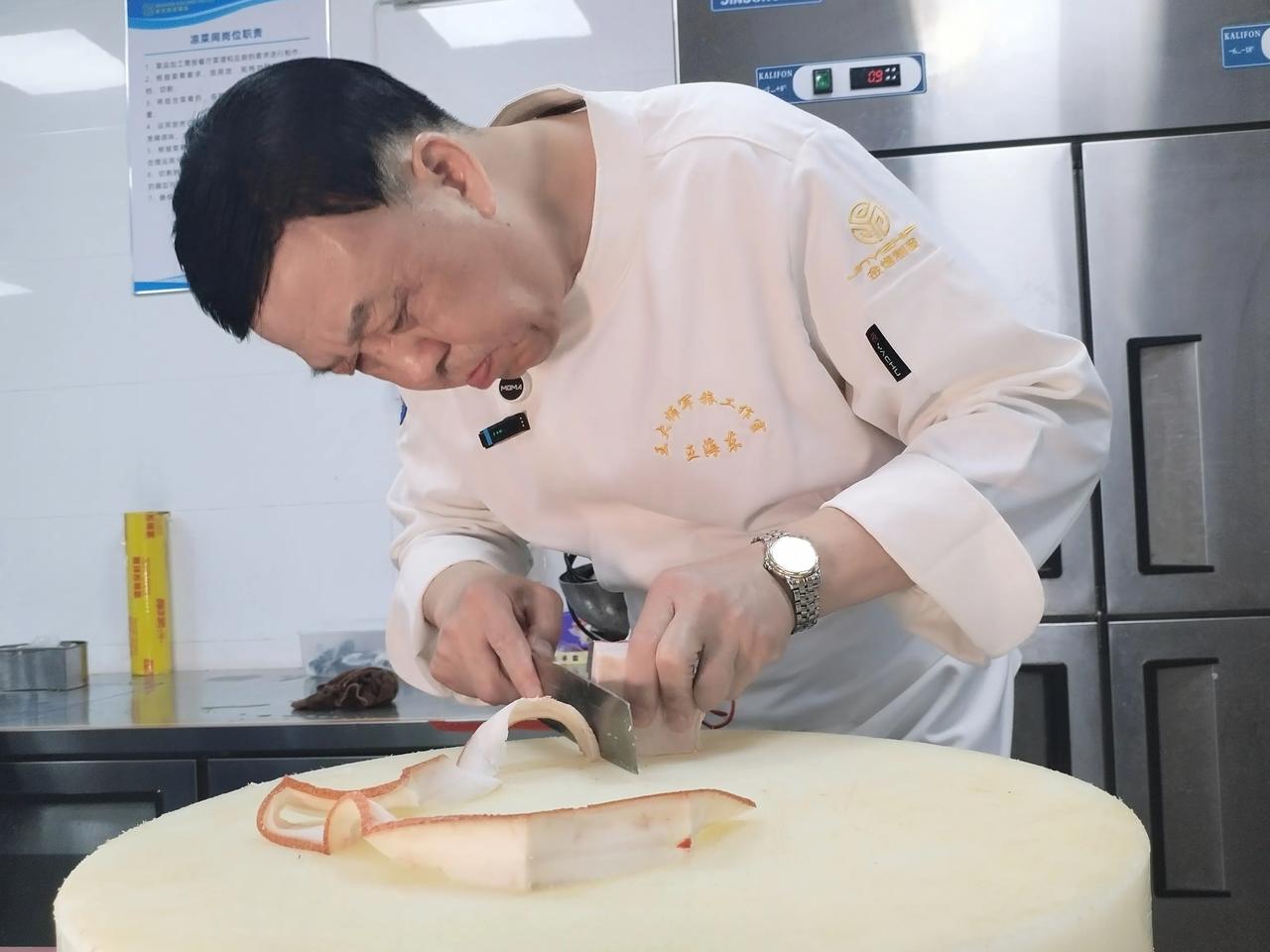 今天有幸见到楚菜大师王海东，现场操作湖北名菜 —— 咸安宝塔肉！大声安利本地美食