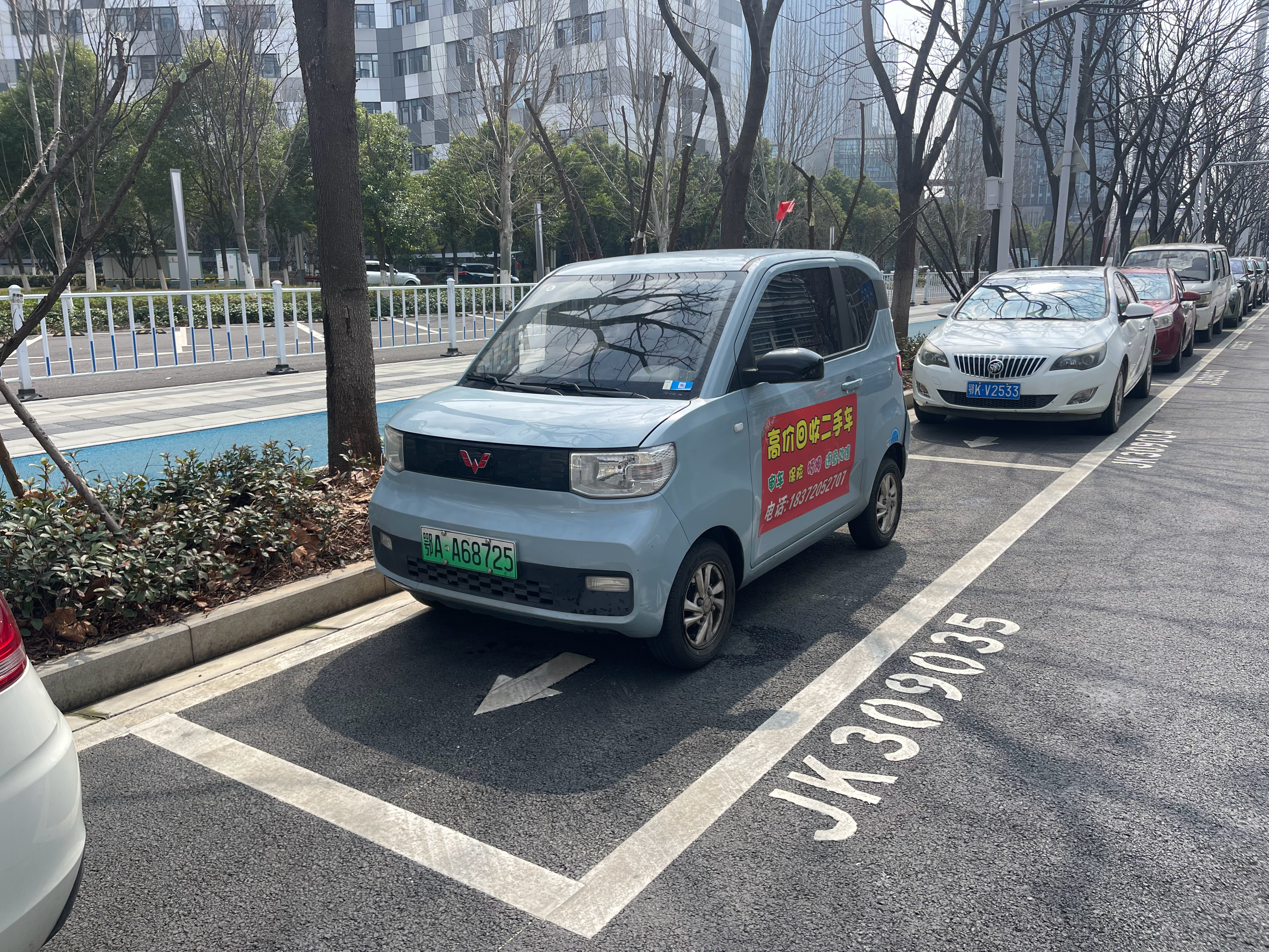 开着五菱小车车出来剪个头发，停车位一半就够了！五菱 武汉·华中国家数字出版基地(