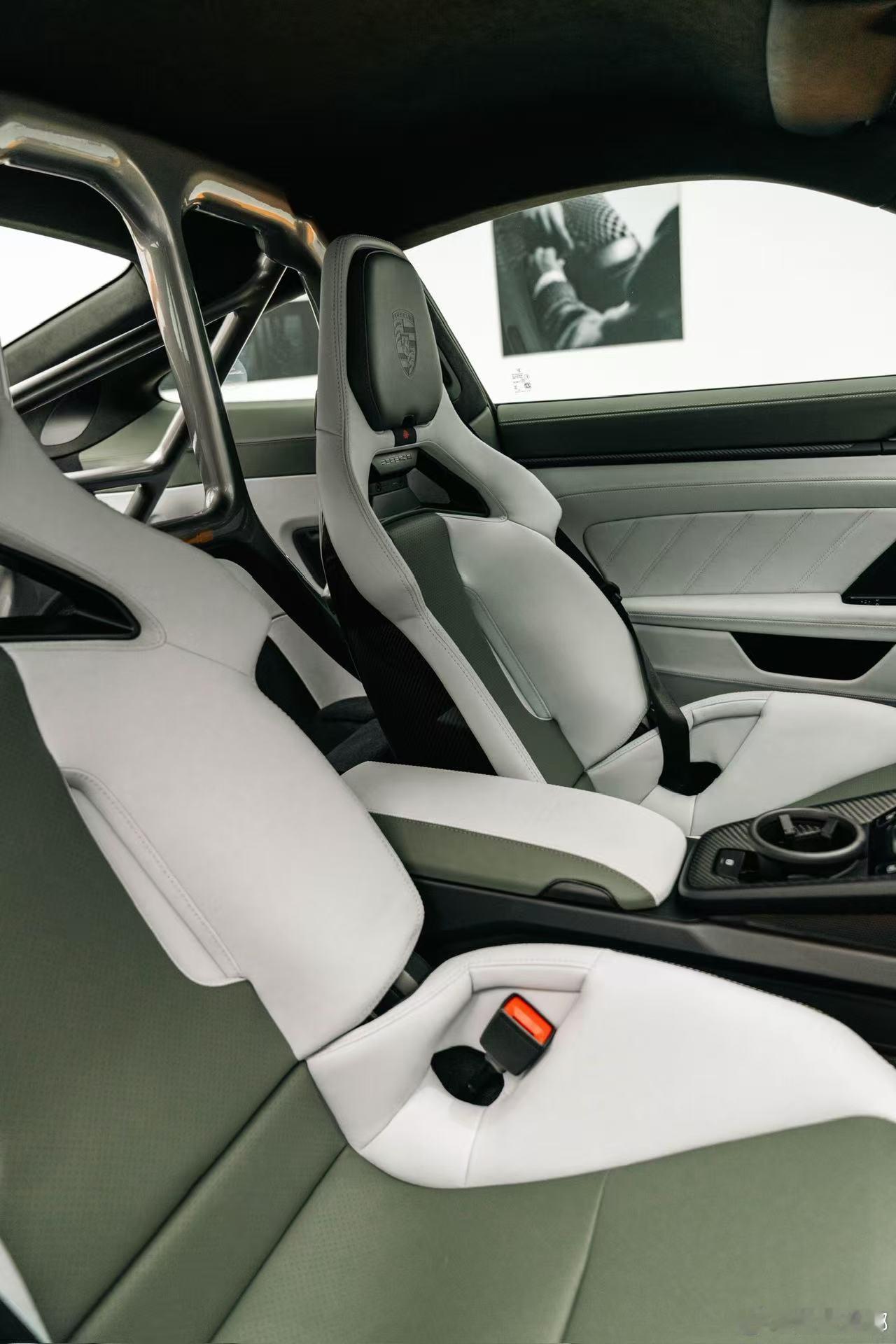 911 GT3 sonderwunsch全球唯一，纪念保时捷入华25周年。 