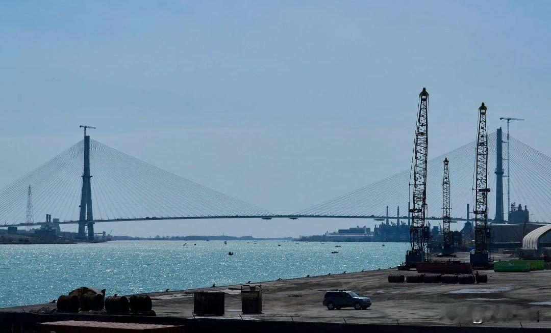 在特朗普威胁将阻止一座连接加拿大和美国的跨国大桥开通后，加拿大安大略省省长道格·