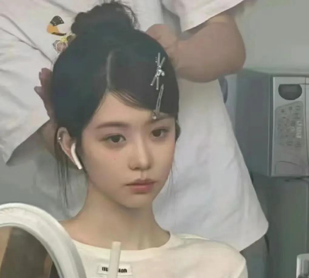 小美女的父母为她出国留学，准备了200万
打算去美国，不知道够不够？
好羡慕啊[