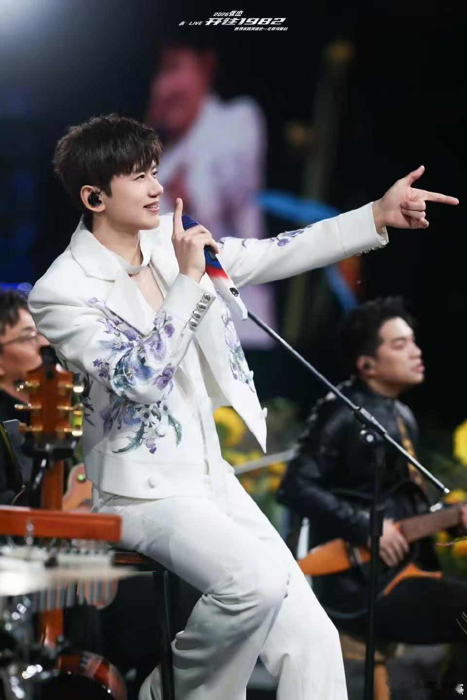 张杰鸟巢工作人员有四百多人台前的歌声震撼人心，幕后的四百多位工作者同样闪耀，致敬