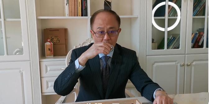 熟悉邱博士的人都知道，他素爱喝茶！

邱老师在多个场合都曾表露出对茶的喜爱，他曾