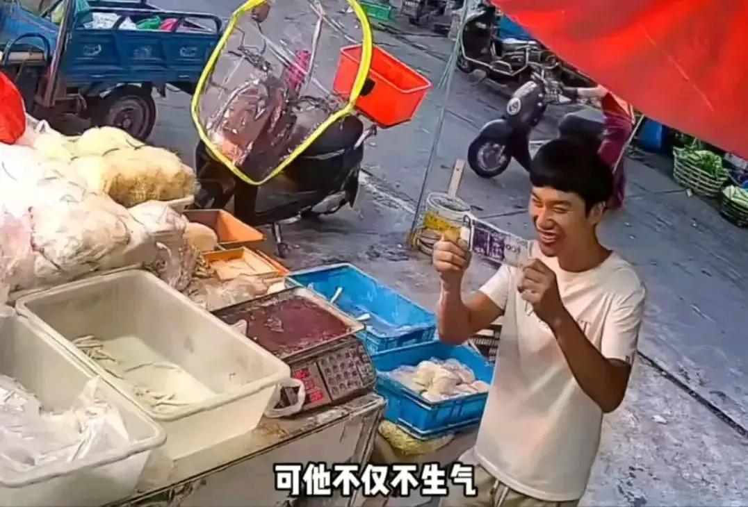 泪目！浙江温州，独居老人用自己手画的钱买了9年的面条，面店老板却从未点破，甚至有