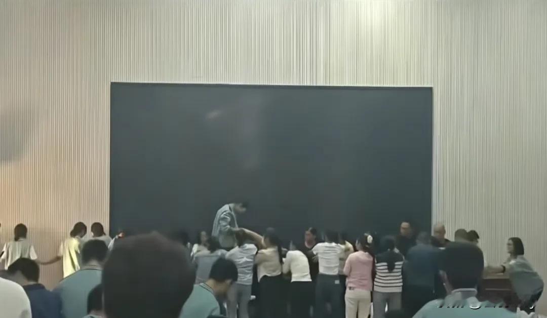 家长跪地搭“人桥”，学生蒙眼踩背而过！
这年头，学校活动真是越来越离谱了！河南中