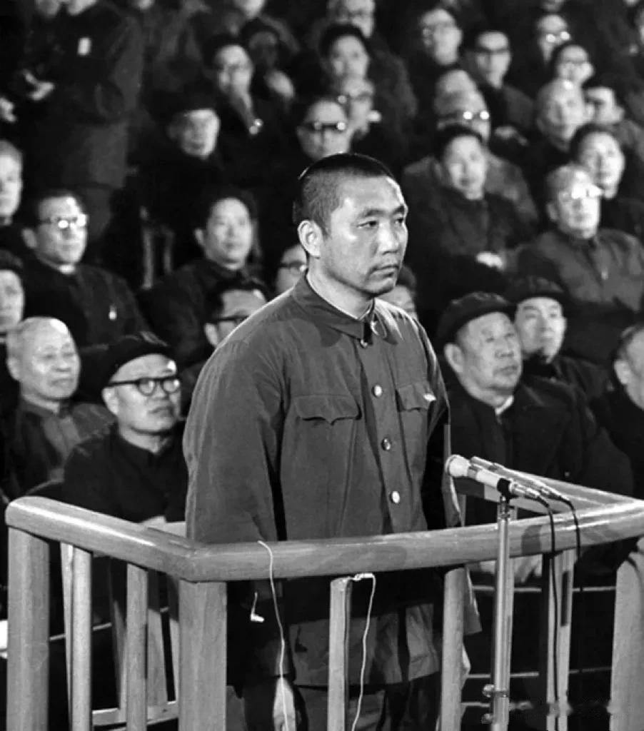 1992年8月3日，（原中共中央副主席，政治局委员、常委）王洪文因肝癌病逝于狱中