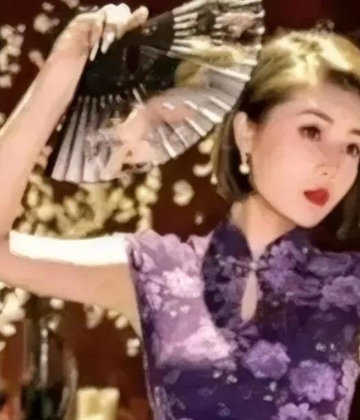 如梦令·百花艳（38）

闲来中庭赏月，
依栏轻吟浅歌。
缕缕风吹过，
海棠影动