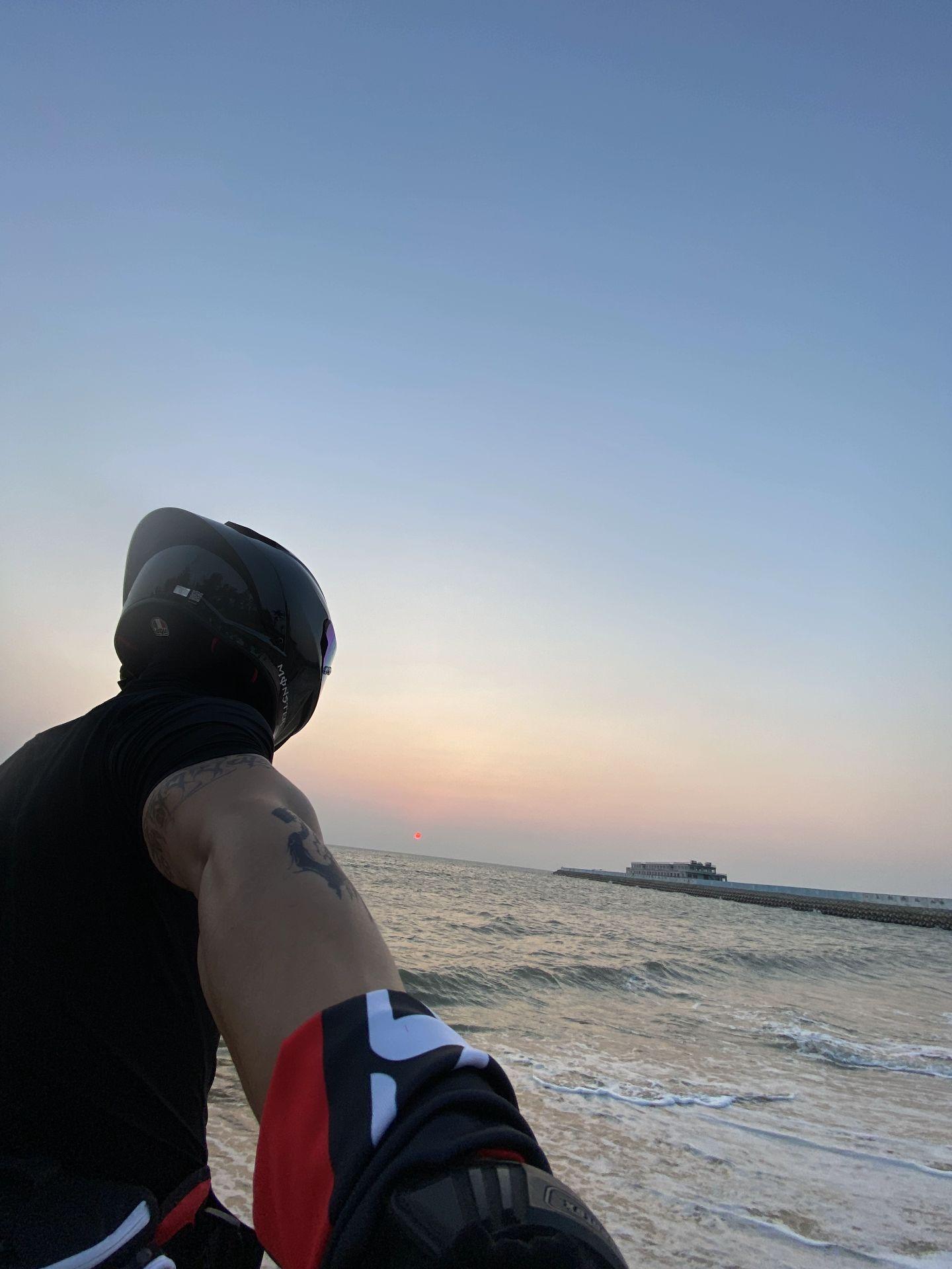 “当我真正站在海边吹风的时候，我才不会在乎你有没有回我的消息”