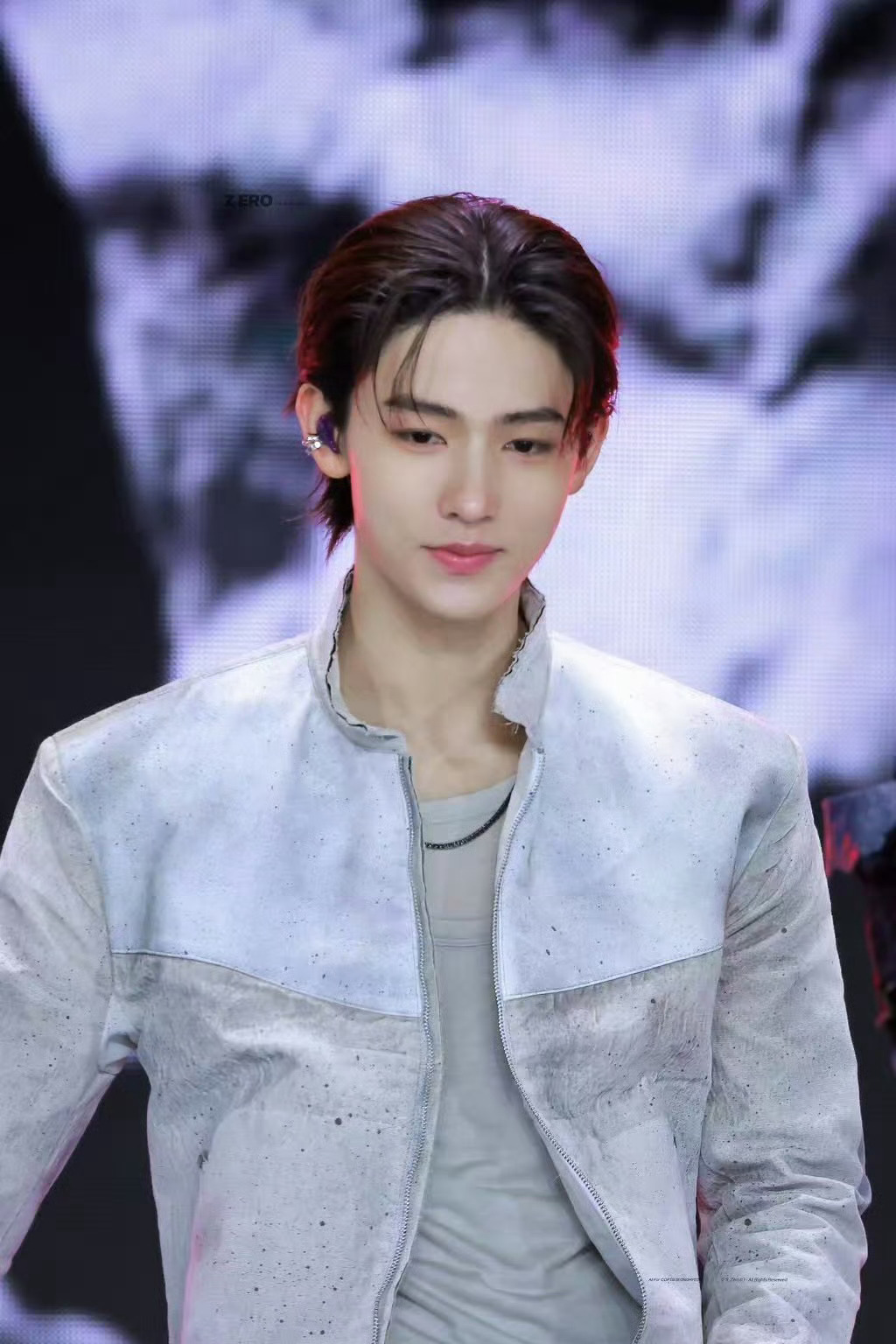 年末舞台严成玹背头，他这个造型好A