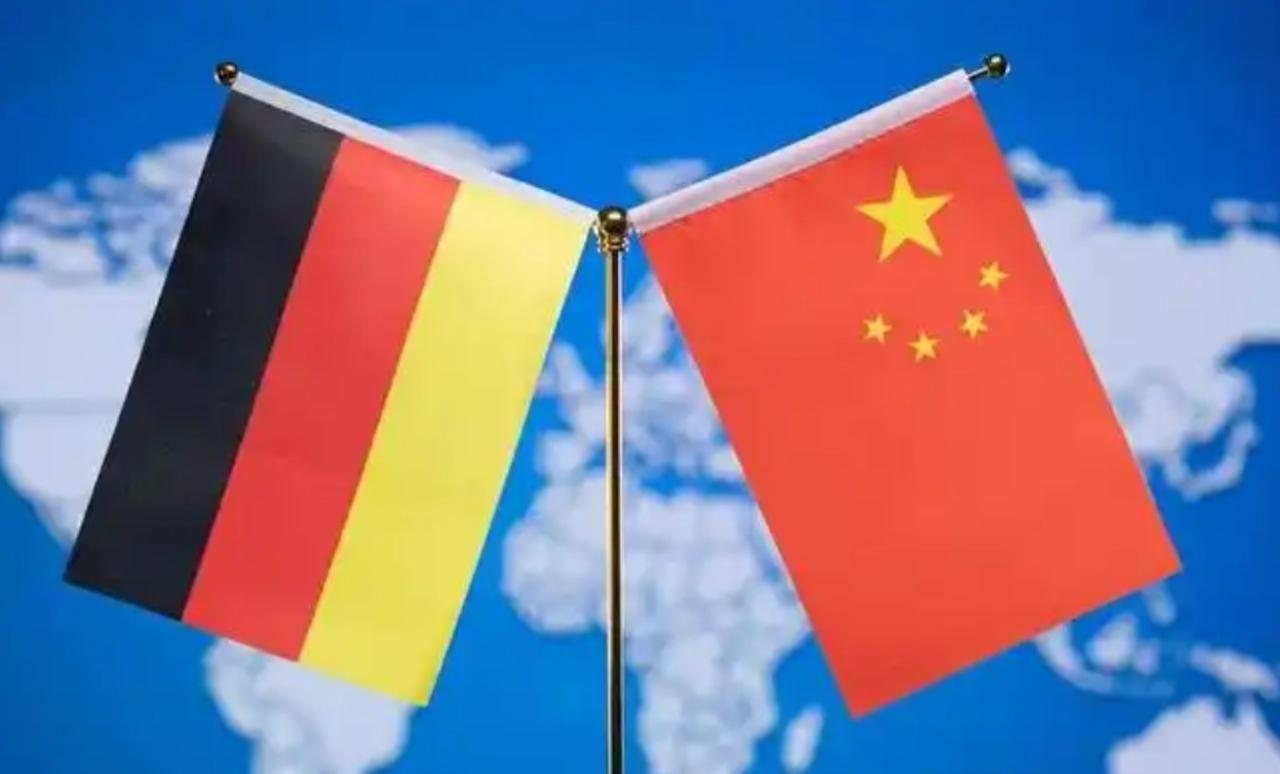 德国总理这趟北京之行进退两难，离不开中国市场，却还嘴硬不认现实

2026 年 