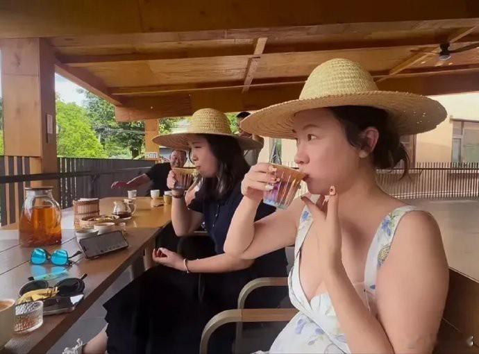 霍思燕现在给人一种贵妇的感觉！现在霍思燕基本不拍戏了，老公拍戏，她在家享受生活，