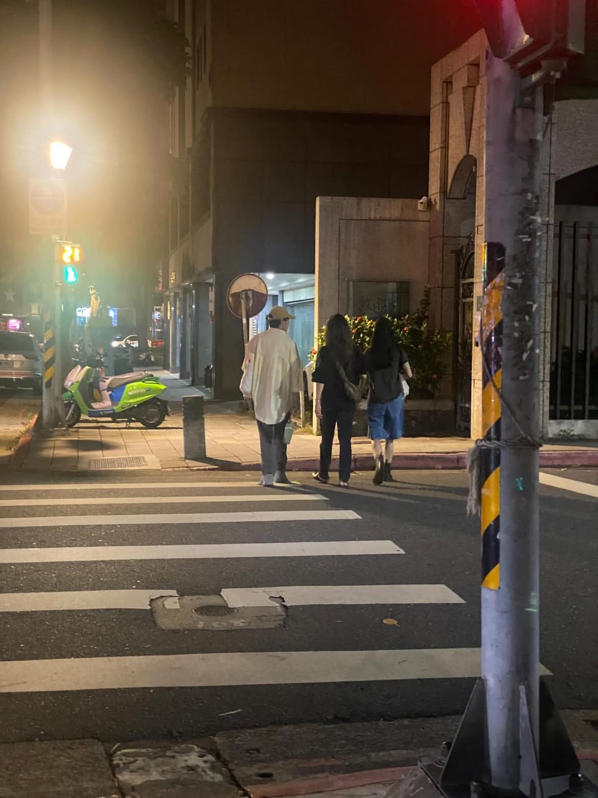 网友街上偶遇蔡依林吴青峰蔡健雅！蔡依林熬夜被抓到啦🤣图4留言想说七月有点吓到，