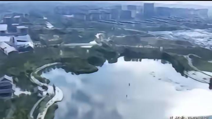 9年前，中国投入了5100亿，建设了一个面积相当于三个纽约市的新城，那就是雄安。
