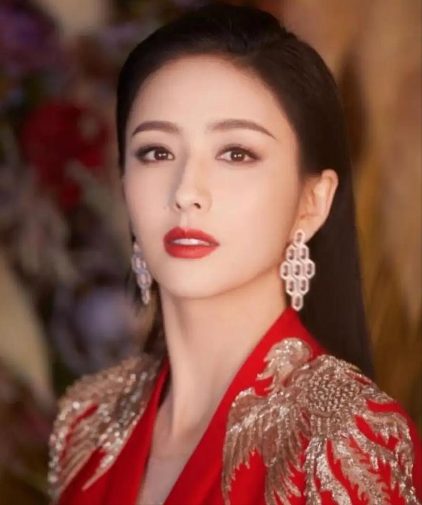 演员，佟丽娅说，拍摄智取威虎山，我演小白鸽，条件很艰苦，冷的发抖，可是跑起来又很