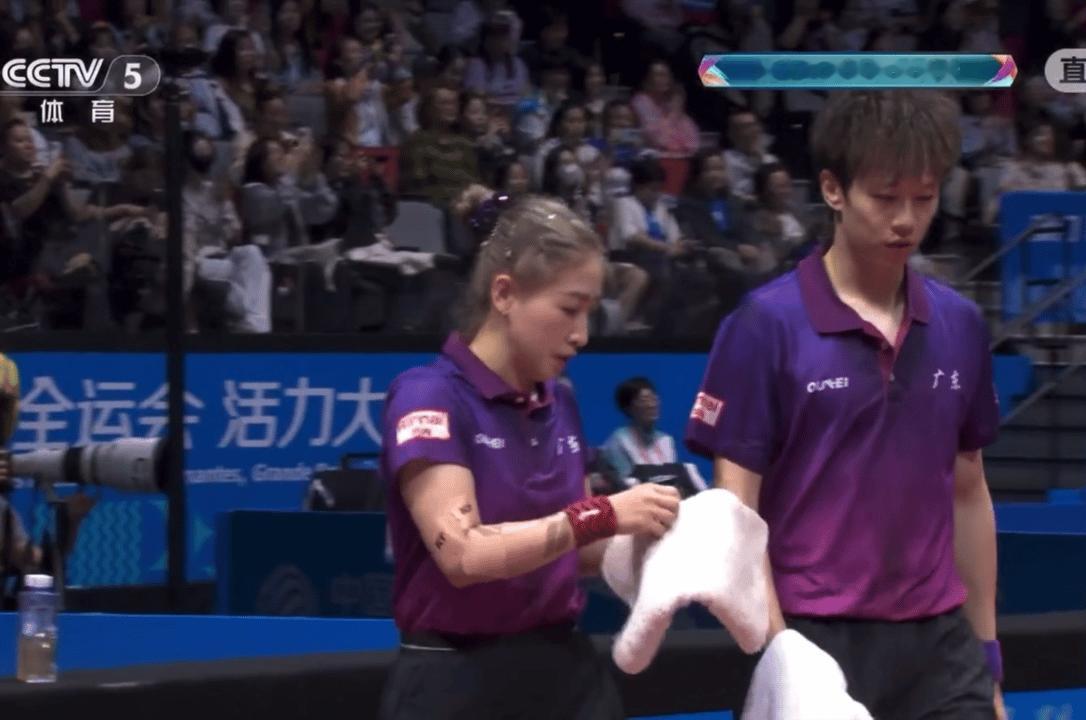 枣姐这个紫色发圈真是跟衣服又搭又闪[许愿星] ​​​