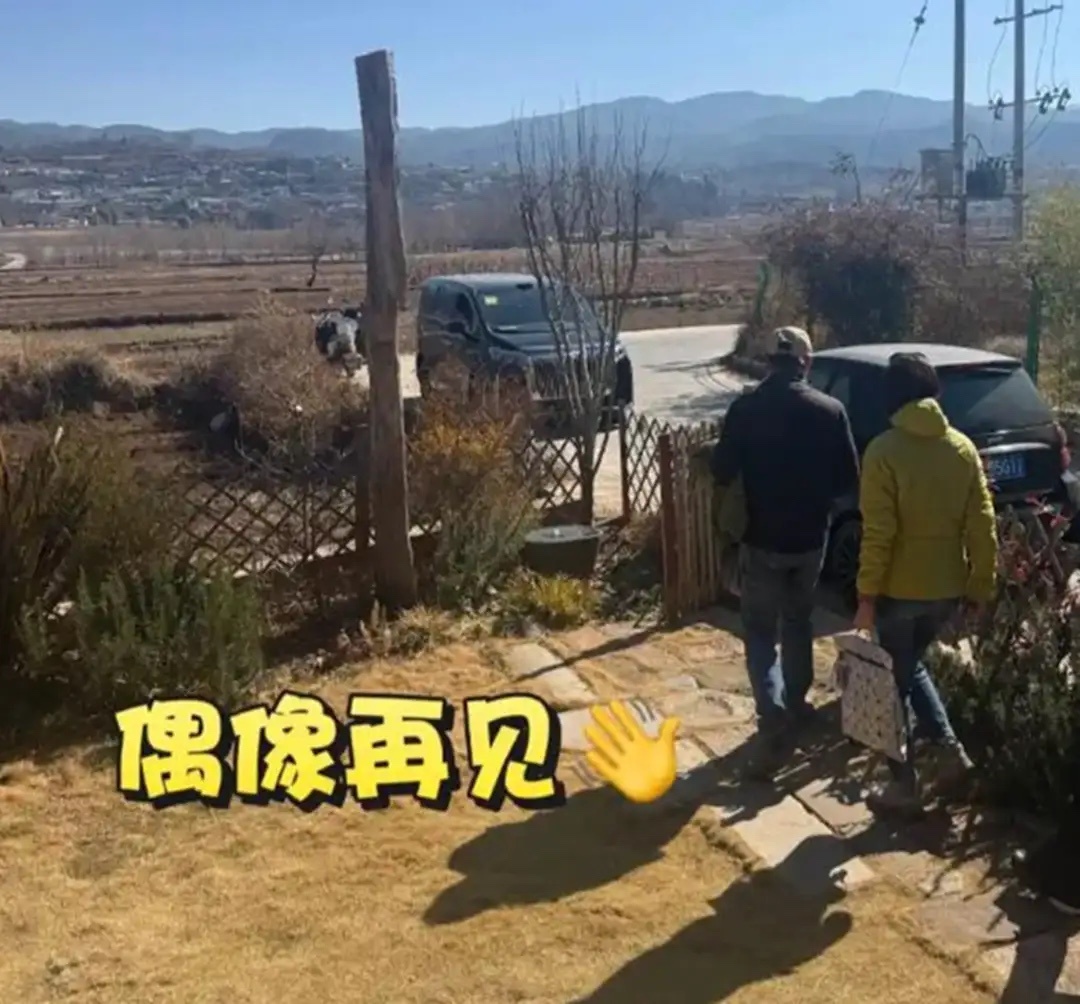 刘青云夫妇洛阳度假，58岁郭蔼明穿破洞裤，不用带娃不愁钱像40岁！ 