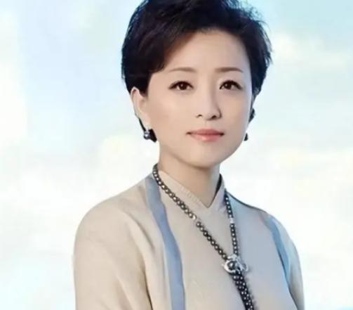 杨澜嫁百亿富豪吴征，前夫张一兵消失三十年。
当年杨澜进央视，嫁给了父亲的研究生张