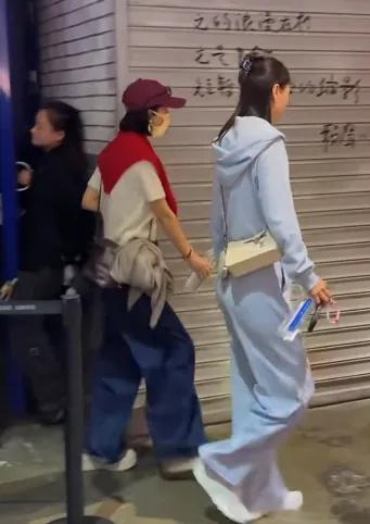 赴四年之约，赵丽颖的真诚最难得养病两月，赵丽颖首度现身，出现在谢娜话剧《十三角关