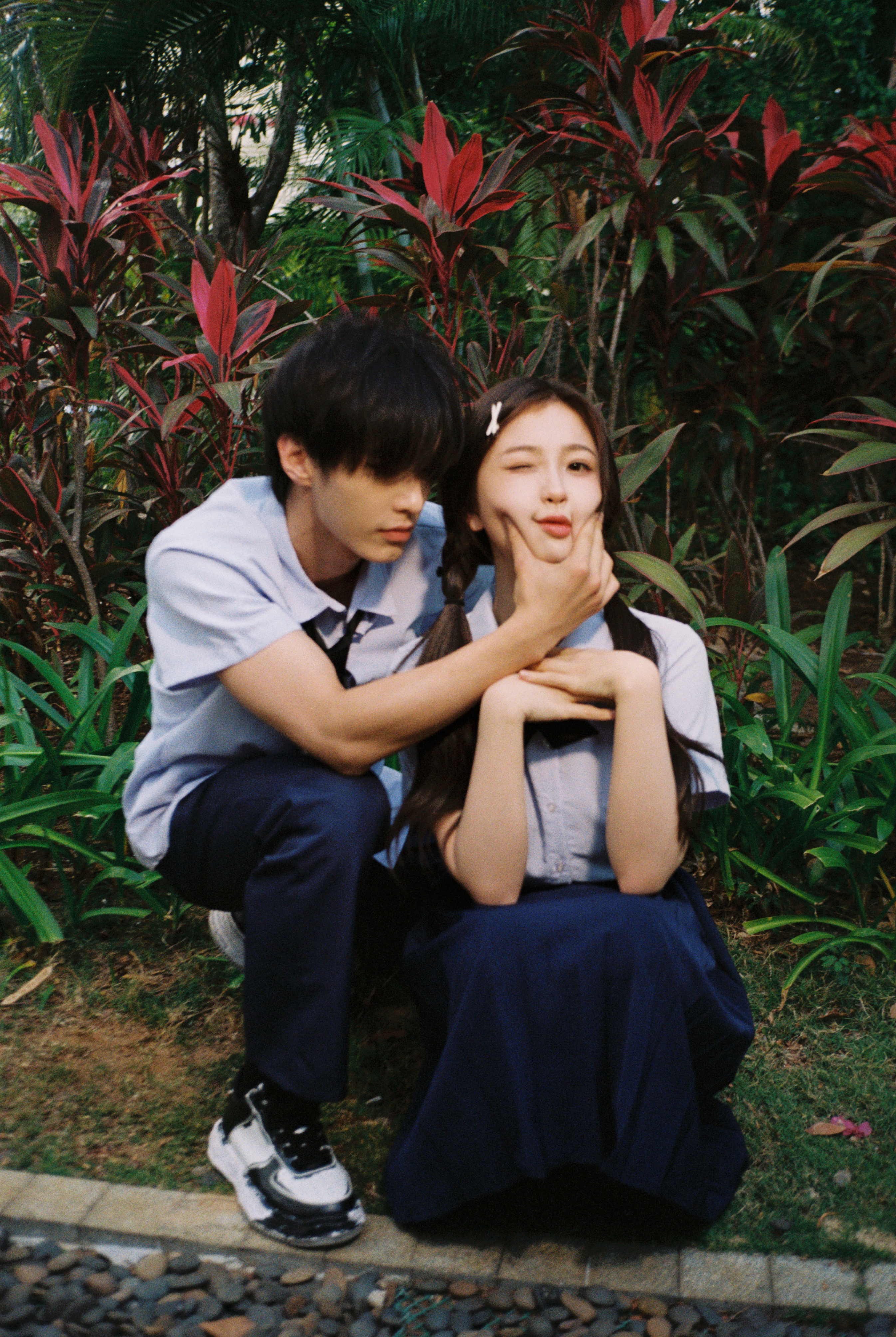 有个人的手就没离开过姜暮的脸蛋 靳朝和我高地算个同担 