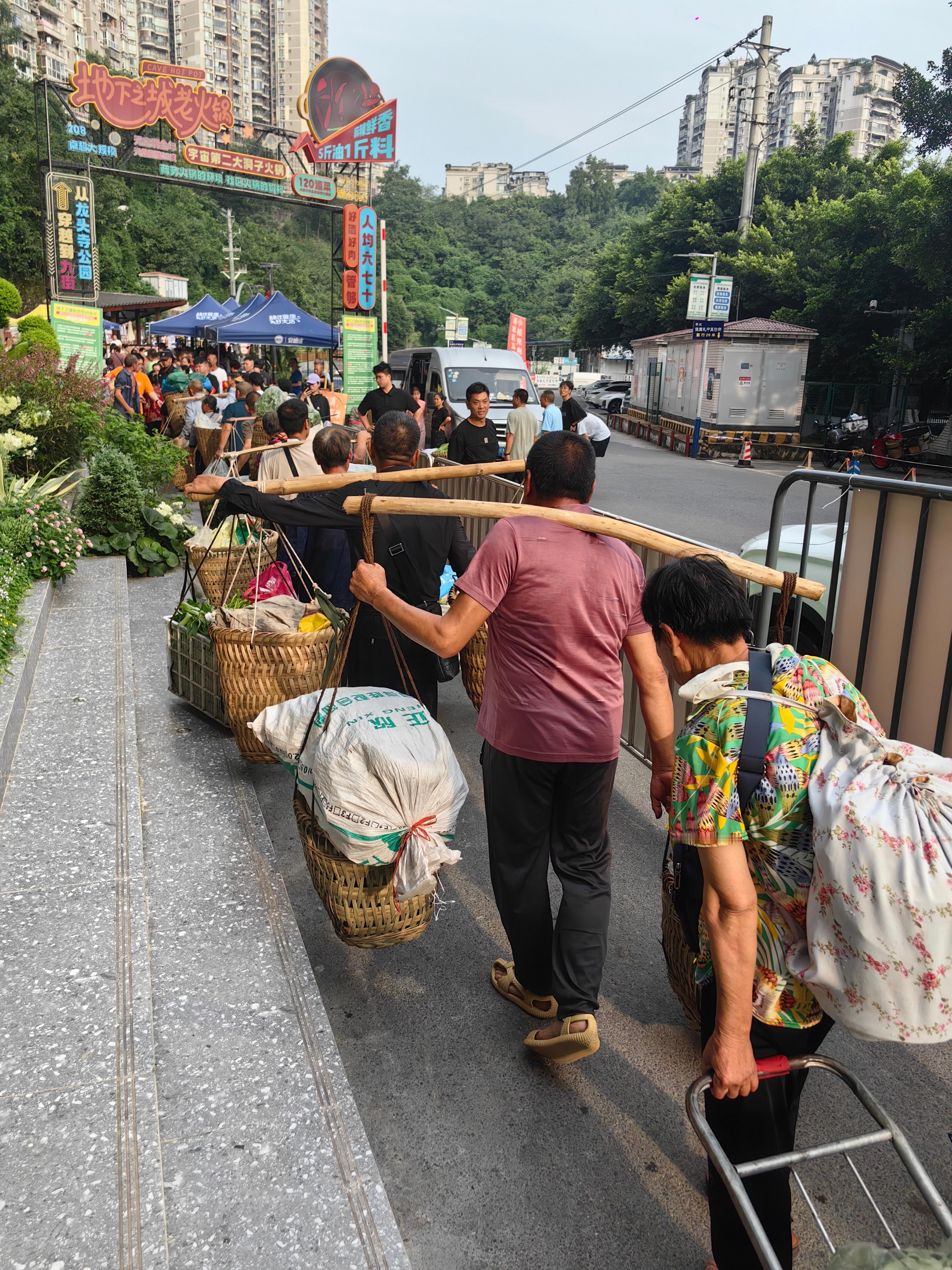 #重庆小背篓菜农早餐怎么吃#这个早市整的挺好，新的卖菜装备一样不落全换新了，背篓